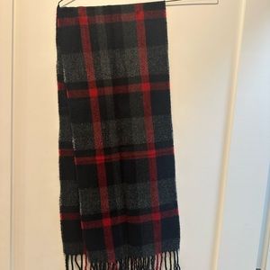 New, Never used, scarf. Very soft to touch.